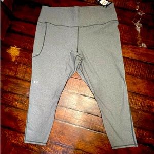 0012 - Under Armour Compression Capri Leggings